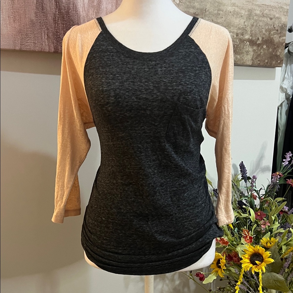 Women's Black and Tan/Peach Raglan Sleeve Top (R)